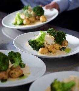 Fisk serverad med broccoli och potatis, Restaurang Piraten, Simrishamn