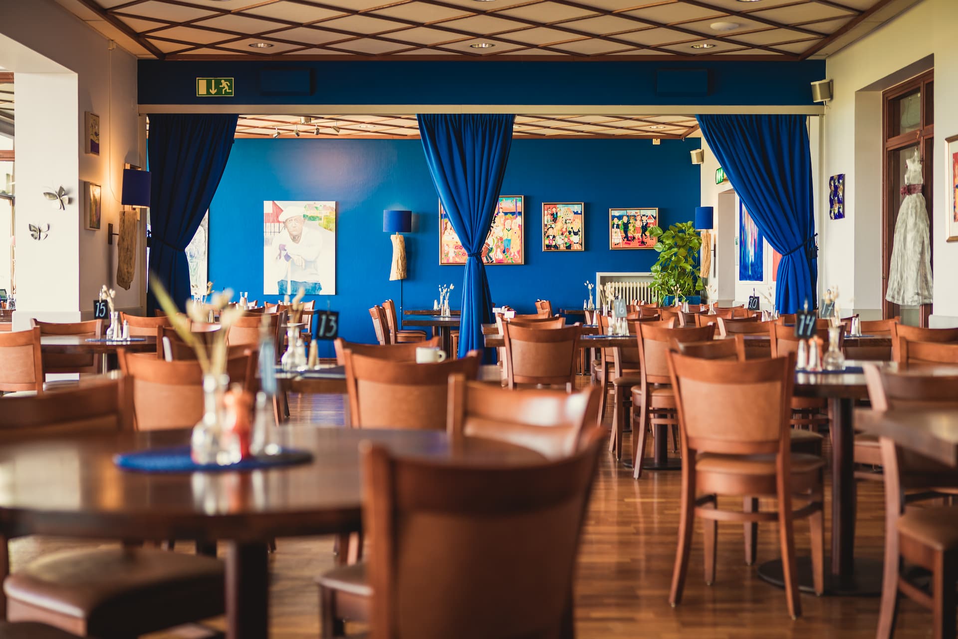 Goda vänner dricker glögg och julmyser i Trädgårdsbaren på Hotel Svea